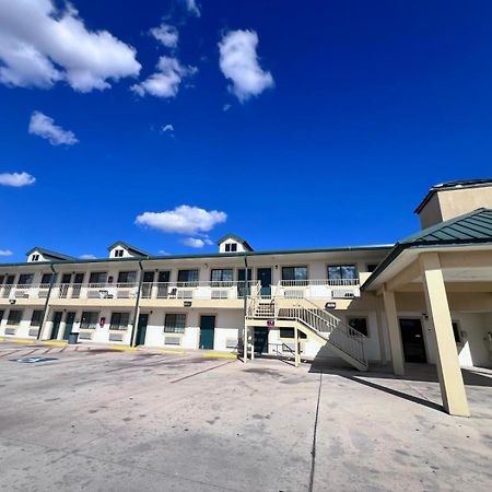 Oyo Garden Inn And Suites Pearsall I-35 East Eksteriør bilde