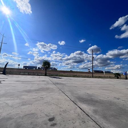 Oyo Garden Inn And Suites Pearsall I-35 East Eksteriør bilde