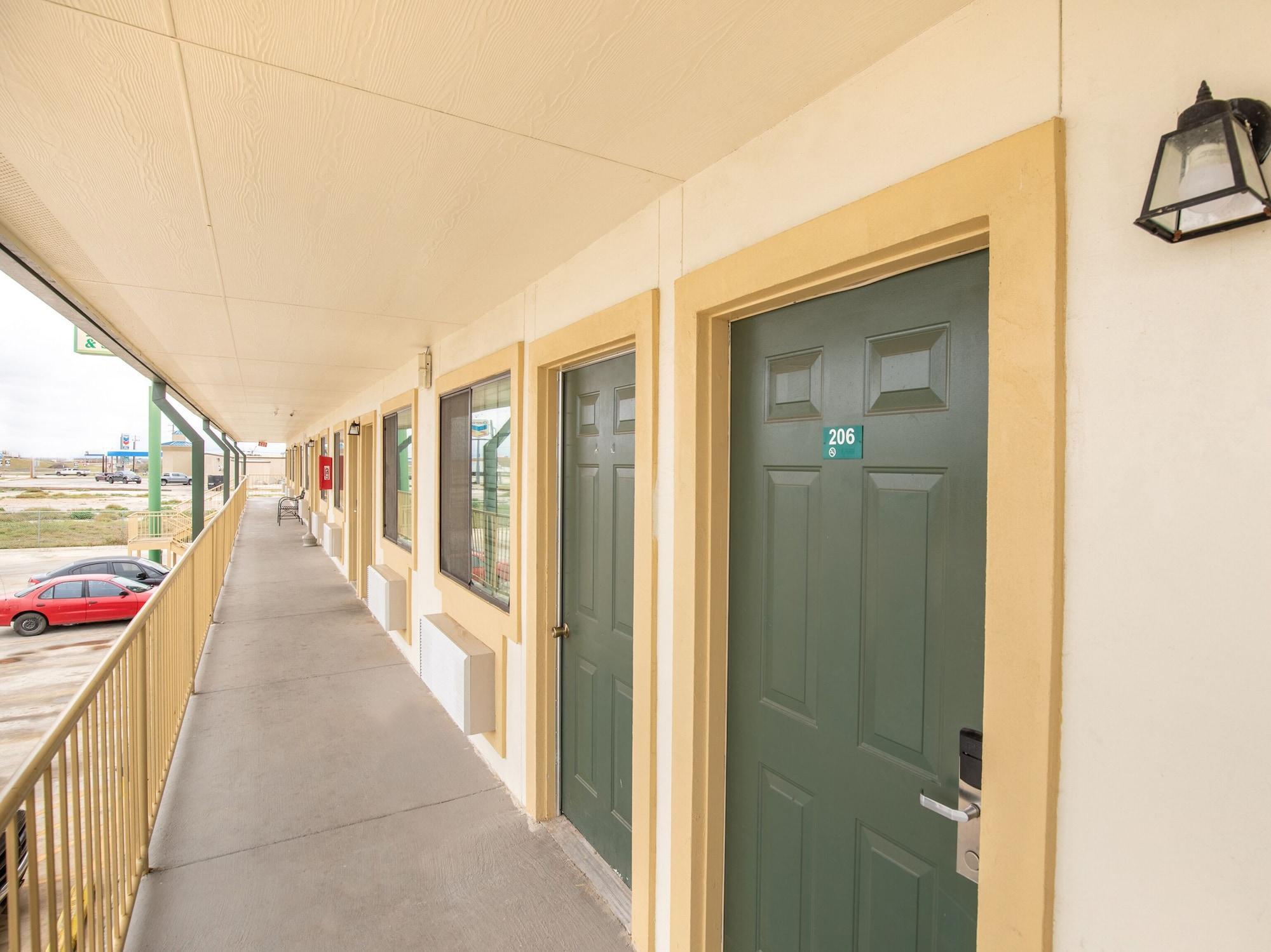 Oyo Garden Inn And Suites Pearsall I-35 East Eksteriør bilde