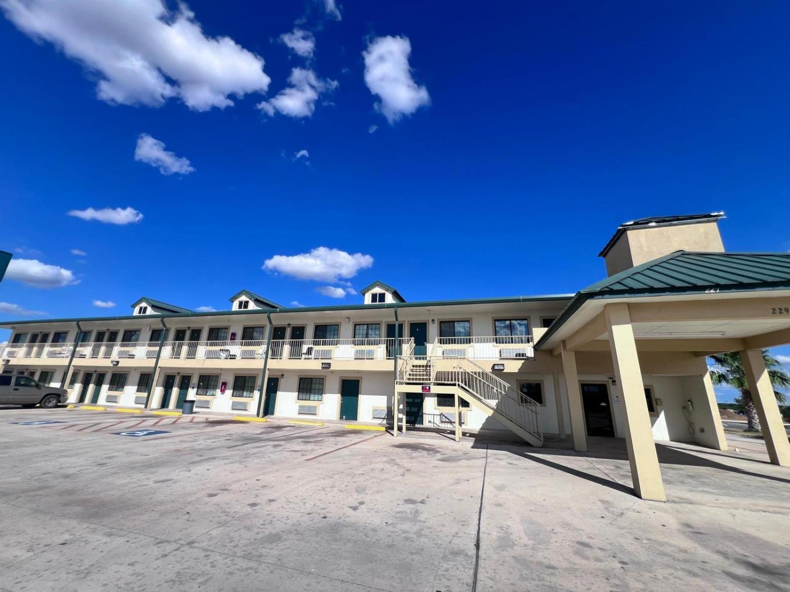Oyo Garden Inn And Suites Pearsall I-35 East Eksteriør bilde